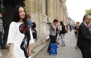 郭碧婷亮相巴黎时装周图片 百变造型获赞东方美_2