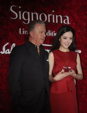 郭碧婷红裙出席时尚活动 与老外高层亲密互动_2