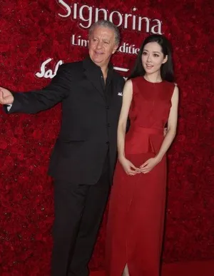 郭碧婷红裙出席时尚活动 与老外高层亲密互动_5