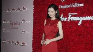 郭碧婷红裙出席时尚活动 与老外高层亲密互动_7