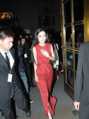 郭碧婷现身手捂胸口 内衣外露尴尬微笑_2