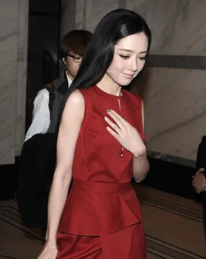 郭碧婷现身手捂胸口 内衣外露尴尬微笑_4