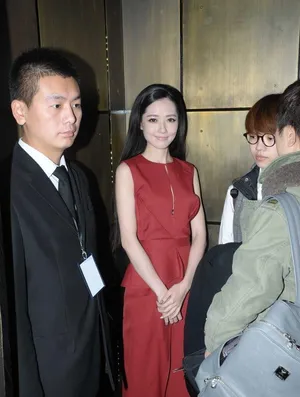 郭碧婷现身手捂胸口 内衣外露尴尬微笑_5