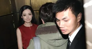 郭碧婷现身手捂胸口 内衣外露尴尬微笑_6