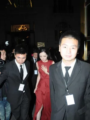 郭碧婷现身手捂胸口 内衣外露尴尬微笑_11