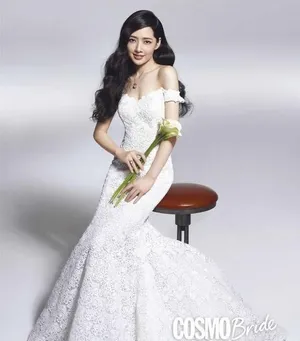 郭碧婷婚纱披身 唯美新娘写真图片曝光