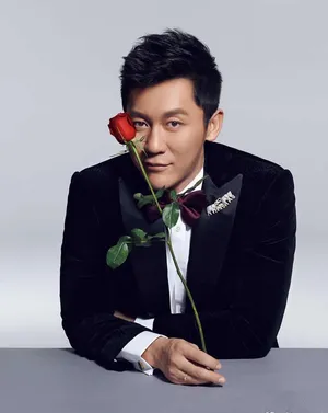 李晨图片郭碧婷甜蜜撕名牌幸福婚纱写真图片面部现唇印_1
