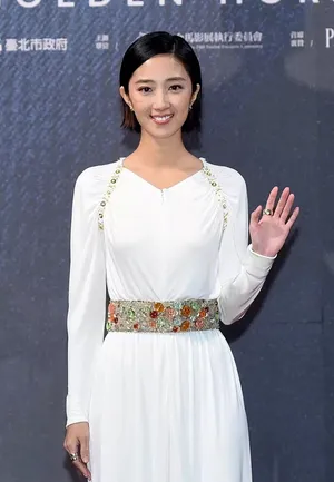 桂纶镁白色长裙活动现场写真图片_2