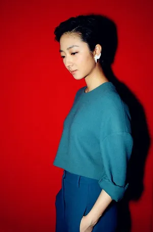 桂纶镁采访写真照 时尚造型显知性图片