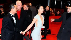 桂纶镁性感深V抢镜 新作亮相柏林电影节图片
