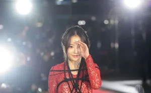 桂纶镁出席活动 性感露背礼服艳压全场