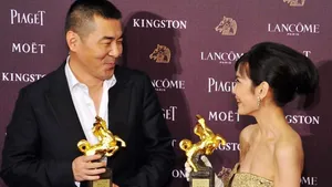 桂纶镁出席活动 性感露背礼服艳压全场_3