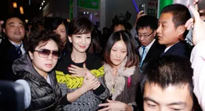 桂纶镁出席活动 性感露背礼服艳压全场_4