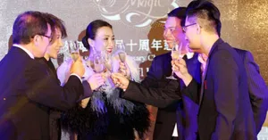 桂纶镁出席活动 性感露背礼服艳压全场_10