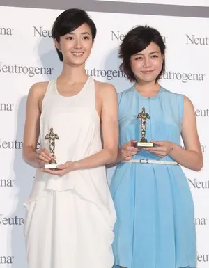 桂纶镁陈妍希同台亮相 暗自斗美比清纯_2
