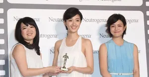桂纶镁陈妍希同台亮相 暗自斗美比清纯_5