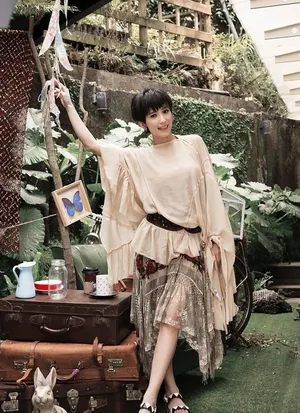 戴佩妮嬉皮风流浪写真 复古红唇秀美腿_6