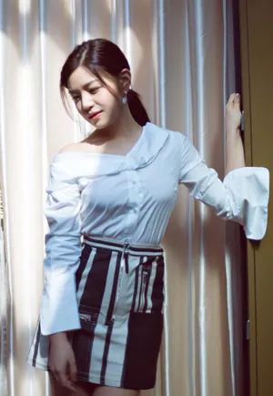 陈妍希衬衫半裙甜美少女风写真图片第1张