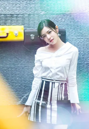 陈妍希衬衫半裙甜美少女风写真图片_2