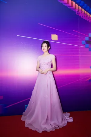 陈妍希粉色长裙优雅性感写真图片第1张