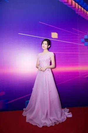 陈妍希粉色长裙优雅性感写真图片_2