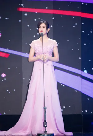 陈妍希粉色长裙优雅性感写真图片_4