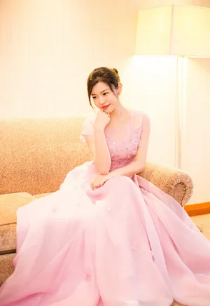 陈妍希甜美粉色长裙优雅性感写真图片_3
