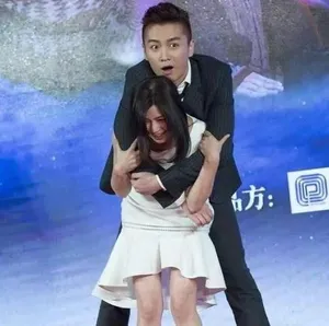 陈妍希陈晓活动现场甜蜜互动图片_2
