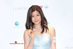 陈妍希抹胸短裙香肩诱人明艳摄影图片_8