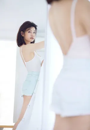 陈妍希《男人装》五月封面性感写真图片第1张