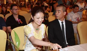 安以轩陈小春亮相引骚动 亲密耳语显暧昧