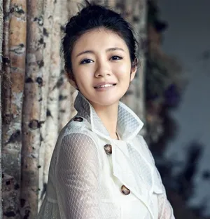 轻熟女安以轩最新写真图片 置身花园尽显优雅气质