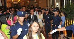 安以轩现身遭围拍图片 花容失色落荒而逃