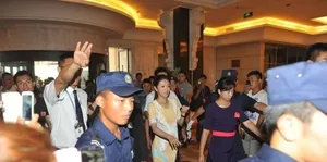 安以轩现身遭围拍图片 花容失色落荒而逃_4