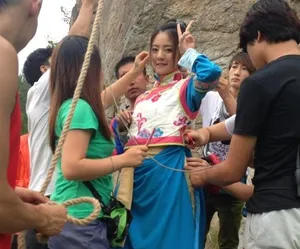 安以轩新剧采蝶拍摄现场图片曝光 悬挂半空惊险_4