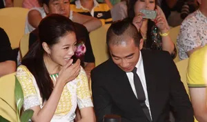 安以轩陈小春亮相引骚动 亲密耳语显暧昧发布会活动图片_3
