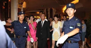 安以轩陈小春亮相引骚动 亲密耳语显暧昧发布会活动图片_4