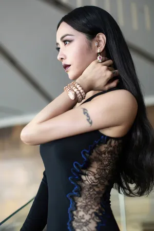 蔡依林开叉长裙性感妖娆写真图片