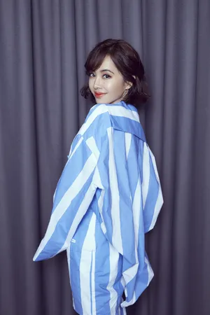 蔡依林蓝白条纹衫性感写真图片
