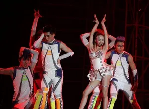 蔡依林温州演唱会精彩瞬间 大胆挑战彩带鞍马吊环_7