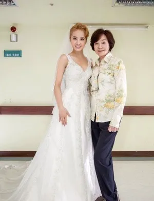 蔡依林热吻林心如 女女激吻脸红心跳_3