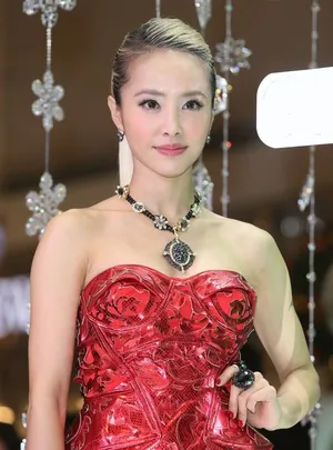 蔡依林抹胸红裙性感亮相_8