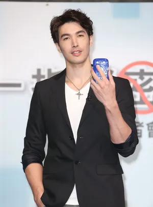 锦荣出席活动避谈与蔡依林结婚话题 称暂时不考虑