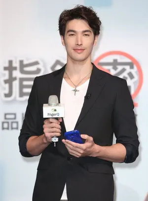 锦荣出席活动避谈与蔡依林结婚话题 称暂时不考虑_2