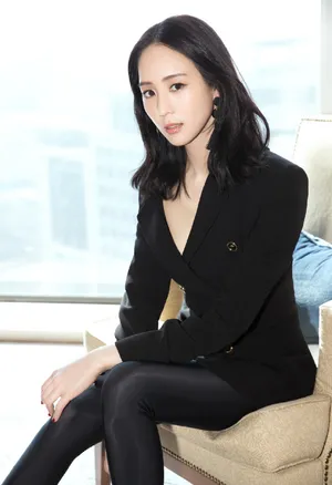 张钧甯新片发布会纯黑性感写真图片_2
