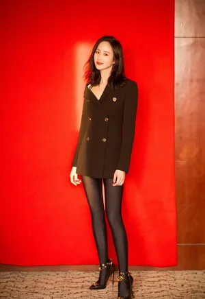 张钧甯新片发布会纯黑性感写真图片_3