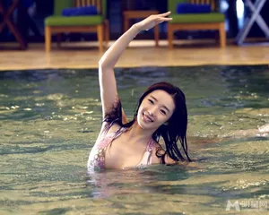 张钧甯韩熙庭香艳戏水 最美的时光曝新照_6