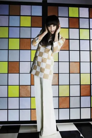 2013年4月《vogue》杂志张钧甯写真图片 大玩鬼马撞色风