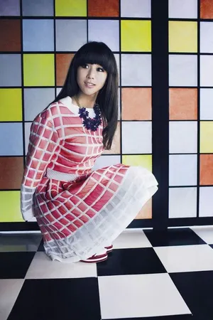 2013年4月《vogue》杂志张钧甯写真图片 大玩鬼马撞色风_2