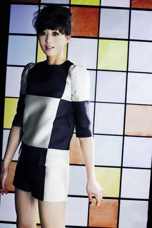 2013年4月《vogue》杂志张钧甯写真图片 大玩鬼马撞色风_3